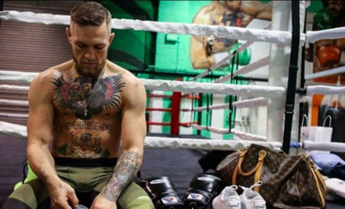 Conor McGregor se ještě v UFC ukáže