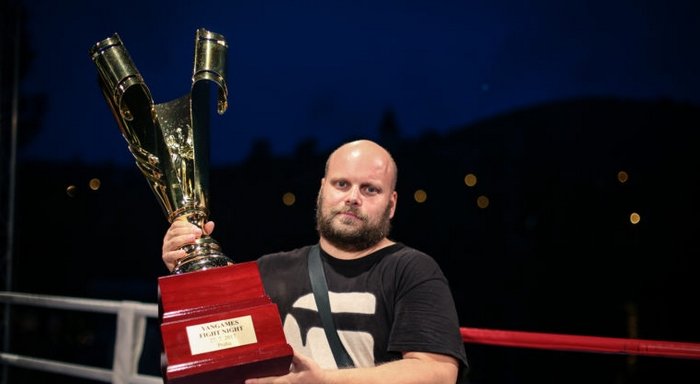 Adrian Smrčka s pohárem, v minulosti pořádal i MMA turnaje