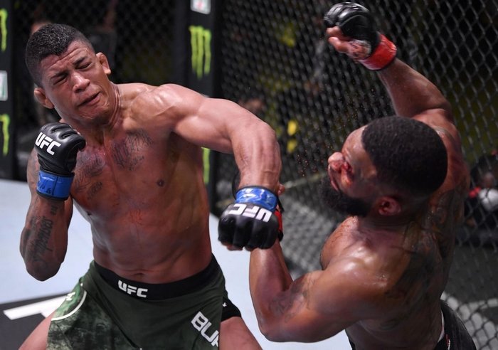 Gilbert Burns při souboji v UFC