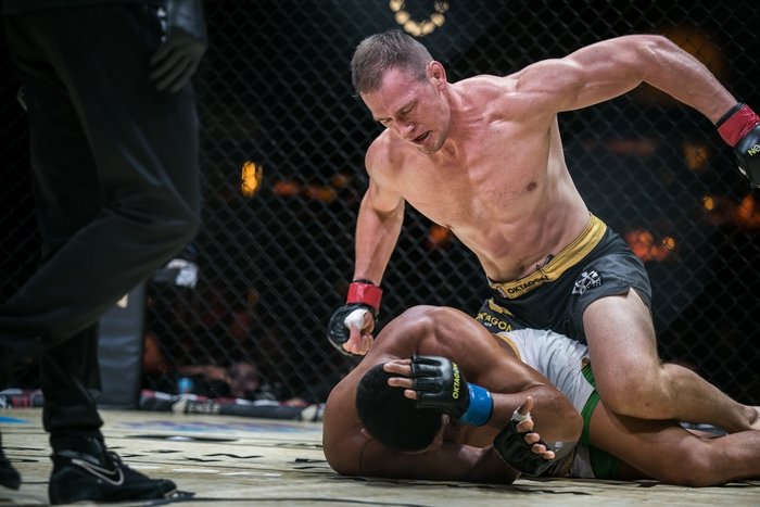 Viktor Pešta zvítězil na akci Oktagon MMA