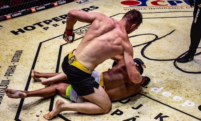 Viktor Pešta zvítězil v organizaci Oktagon MMA